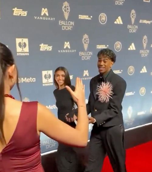 Yamal, moment stânjenitor   FOTO.   A refuzat să dea mâna  cu o influencerință celebră la gala Balonului de Aur