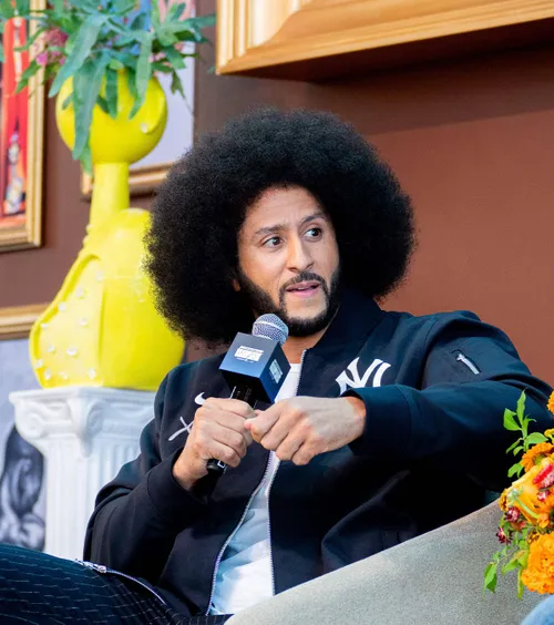 „Aș face-o din nou”  Kaepernick, la 10 ani de când  a îngenuncheat în timpului imnului SUA,  gest care i-a încheiat cariera: „Știam că mă poate costa”