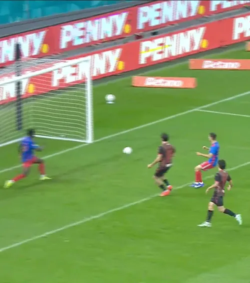 Cum a putut să rateze de acolo?!   FOTO:  Poziția incredibilă din care  Zandbergen  n-a reușit să dea gol în Dinamo - Chindia. Au urmat de alte 3 ocazii incredibile