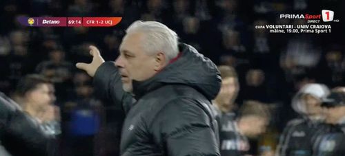 Șumudică și-a chemat jucătorii la marginea terenului după scandările rasiste venite din tribune / foto: capturi Prima Sport