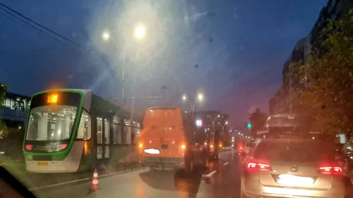 Un tramvai Imperio a deraiat, în această seară, pe linia 25, la Plaza Mall. Aproape 2 ore de blocaj după ceea ce STB a numit "incident tehnic". A fost o zi dificilă în transportul public