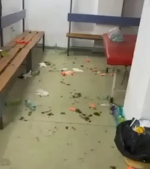 FCSB a lăsat dezastru în urmă   FOTO.  Imagini  din vestiarul  echipei lui Reghecampf după eșecul cu Gloria + Mesajul ironic al gazdelor