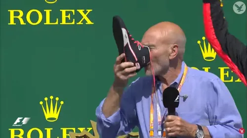 Momentul în care Sir Patrick Stewart a băut șampanie din gheata lui Ricciardo / foto: capturi video The Independent