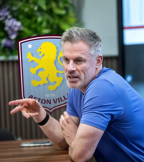 Scandal uriaș în Premier League  Aston Villa vrea să-l dea în judecată pe Jamie Carragher, după ce  fostul jucător a înjurat fanii clubului