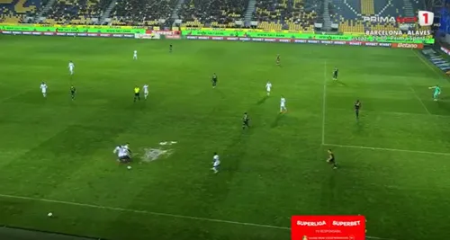 Gazonul de pe stadionul „Ilie Oană”, în stare proastă. Foto: captură Prima Sport 1