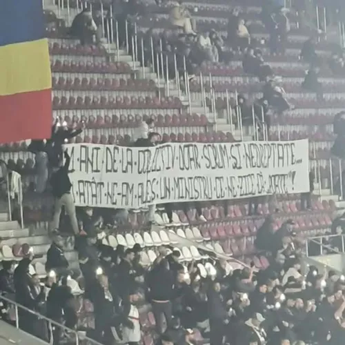 Mesajul Peluzei Sud Rapid în semn de omagiu pentru victimele de la Colectiv. Foto: Facebook/Casual România