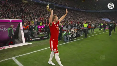 Harry Kane și-a prezentat Balonul de Aur înainte de Bayern - Dortmund (7).jpg