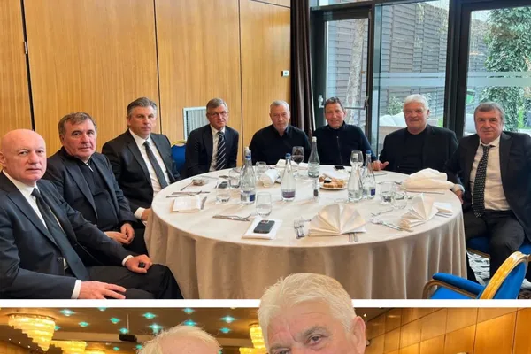 Ioan Andone, alături de Valentin Ceaușescu, fiul fostului dictator, după înhumarea lui Lucescu + Ce foști jucători au mai fost prezenți