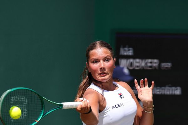 Reacție nervoasă la Wimbledon /   VIDEO. Jucătoare de 15 ani,  descalificată după ce și-a pierdut cumpătul în meciul cu o româncă