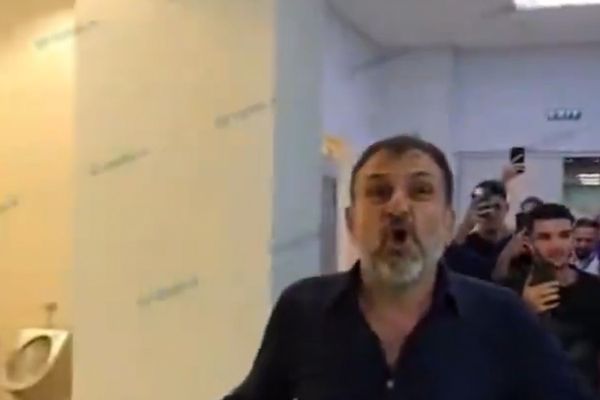 Există un Becali de Albania! Scene ireale cu patronul care a vărsat o pungă plină cu bani în vestiar, după ce echipa sa a obținut calificarea în play-off-ul Conference League VIDEO