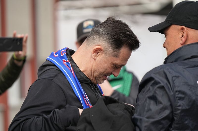 După noul eșec al FCSB, suporterii l-au așteptat pe Mirel Rădoi. Ce i-au spus VIDEO