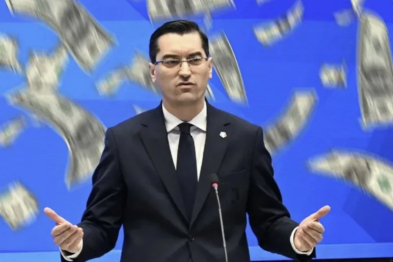 Ce salariu încasează lunar Răzvan Burleanu, președintele FRF care tocmai a obținut cel de-al patrulea mandat consecutiv