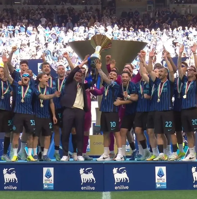 VIDEO+FOTO. Chivu, aclamat la scenă deschisă pe „Meazza”! Inter a primit trofeul de campioană în Serie A » Imagini de excepție