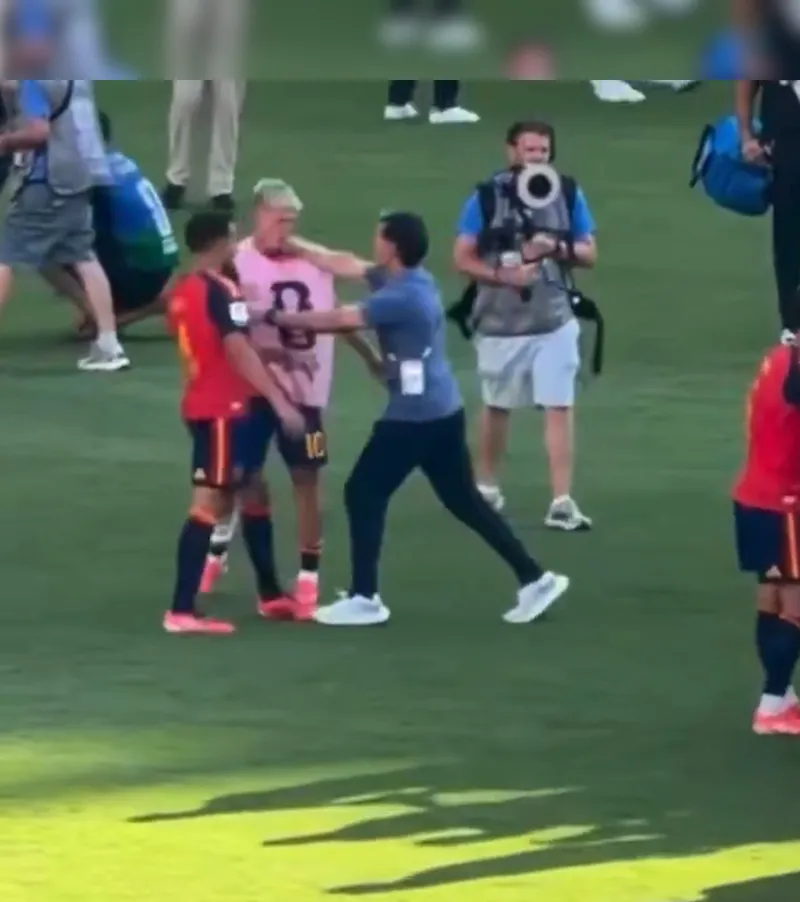 Gest șocant după finala CM 2026. Spaniolul Dani Olmo, lovit cu pumnul în față de antrenorul secund al Argentinei | VIDEO