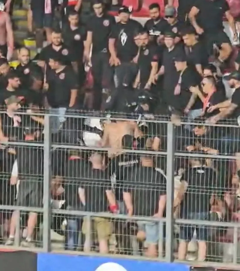 Haos la Arad. Dinamoviștii s-au bătut între ei pe stadion! Jandarmeria a intervenit în forță » De unde a plecat scandalul | VIDEO