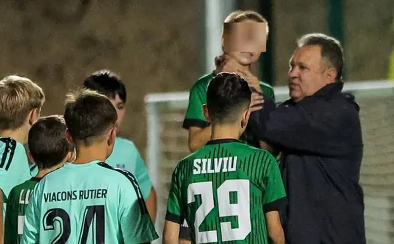 Scene șocante la juniori: fost jucător în Liga 1, acum antrenor, surprins în timp ce strânge de gât un copil, după o eroare banală