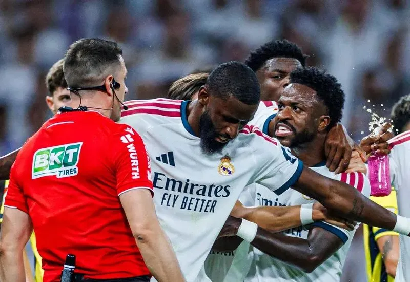 FOTO Vinicius, gest șocant! Starul lui Real Madrid a luat „roșu” direct. Trei coechipieri l-au ținut!