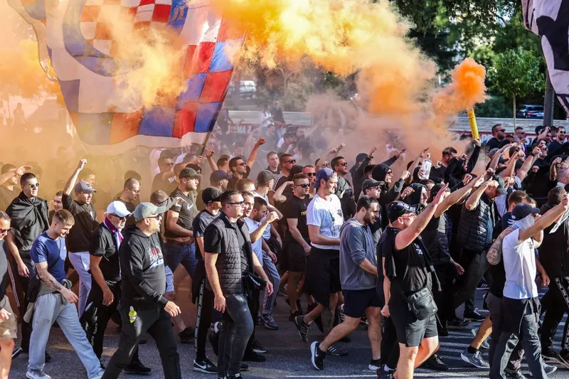 Scandări antisemite pe străzile unei țări din UE! Mesaje de o violență extremă: „Ridică-te, Adolf!” | FOTO+VIDEO