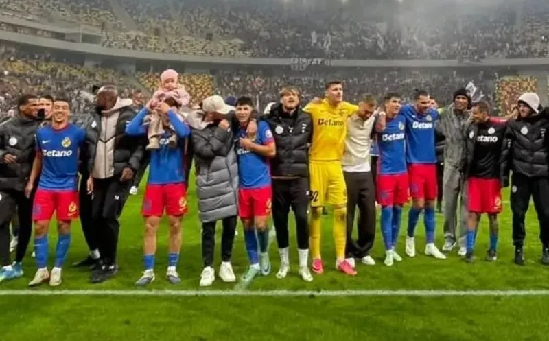 VIDEO Gestul șocant făcut de jucătorii de la FCSB în momentul în care ultrașii scandau lozinci rasiste