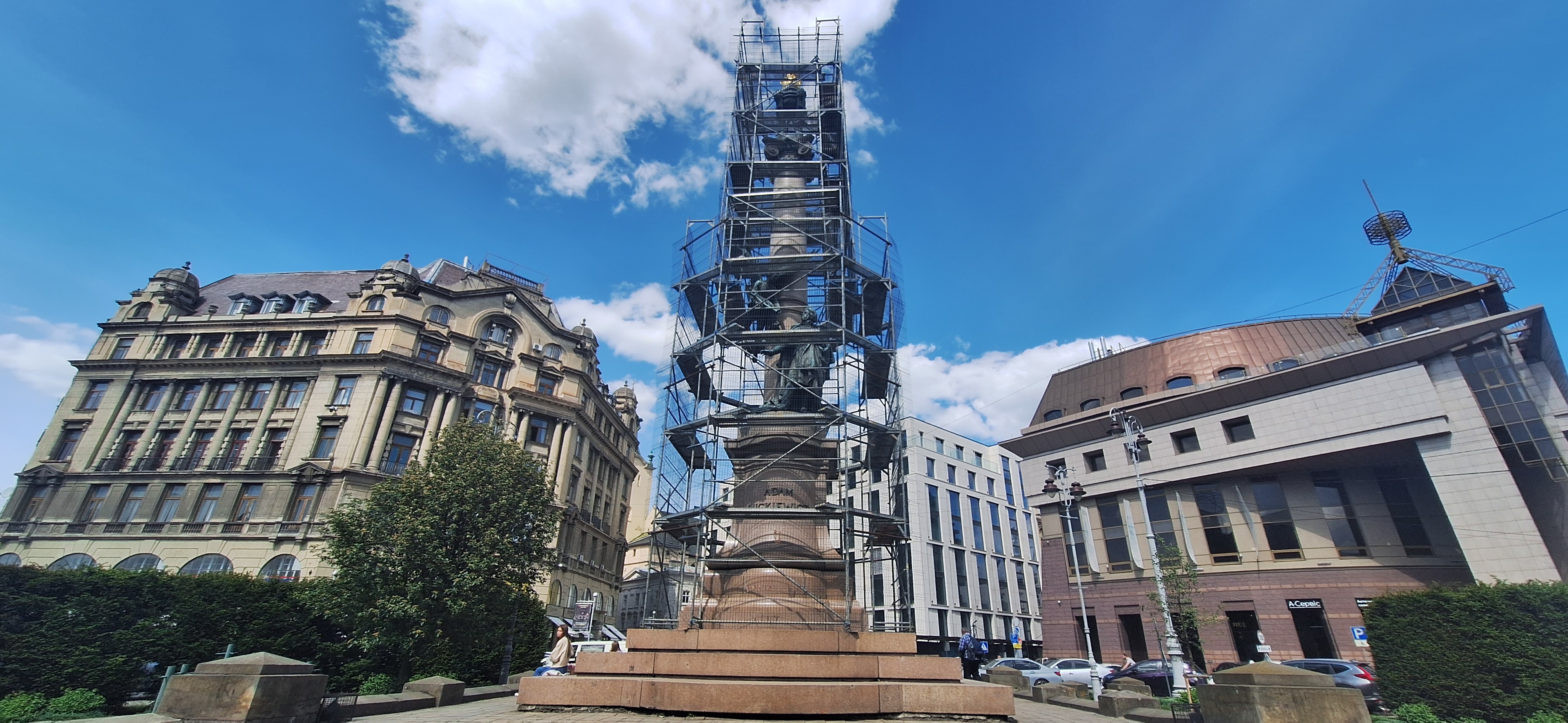 Monumentul dedicat marelui poet polonez Adam Mickiewicz e „îmbrăcat” la Liov într-o „armură” pentru a-l proteja de atacurile rușilor