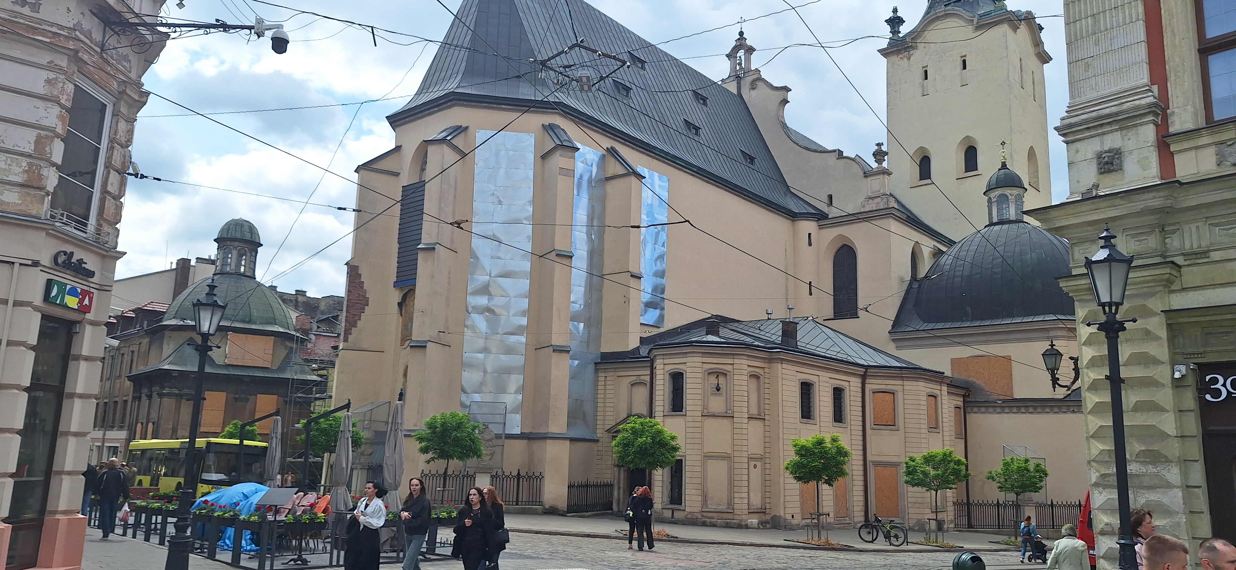 Ferestrele catedralei din Liov au fost acoperite