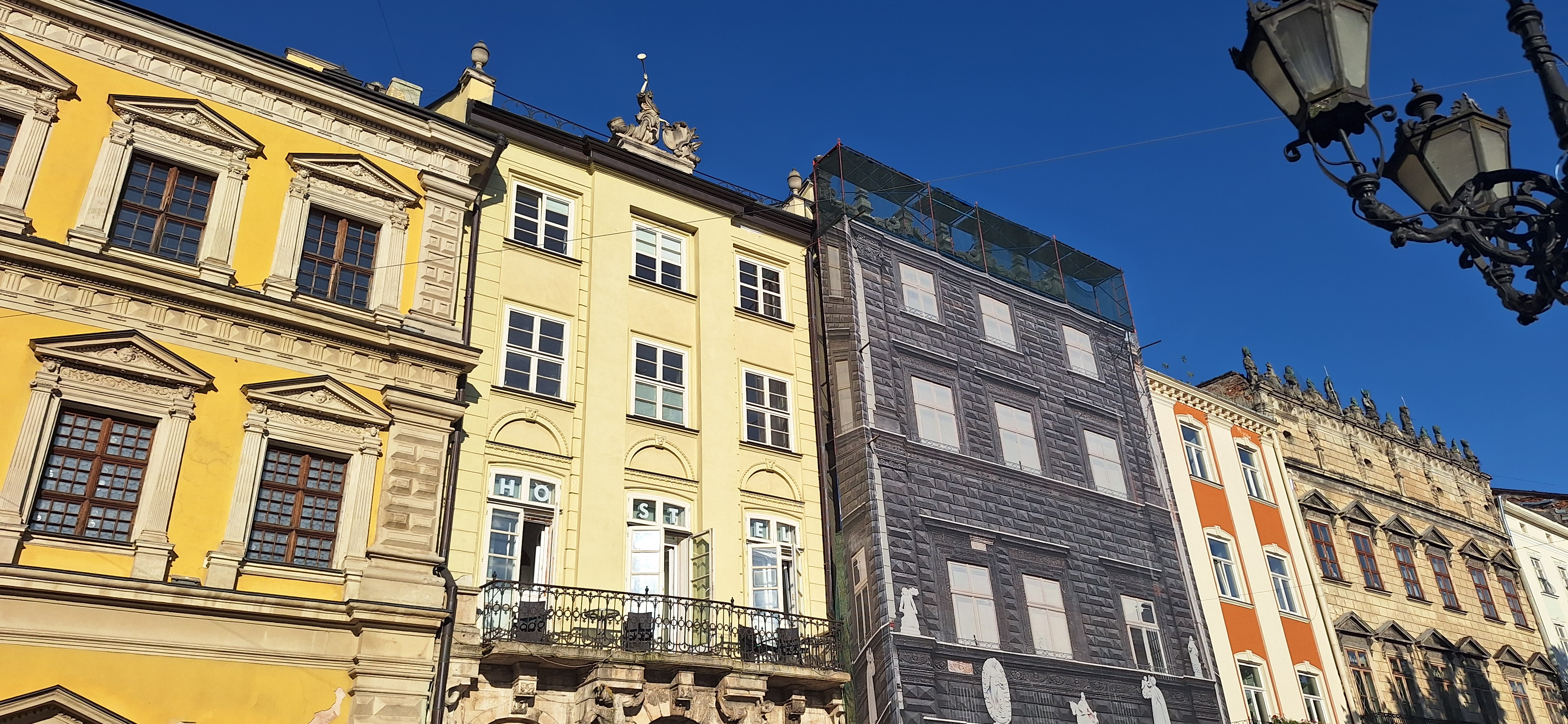 Spectaculoasa arhitectură a Liovului în piața Rynok. În centru, Casa Neagră,. creată în stil renascentist