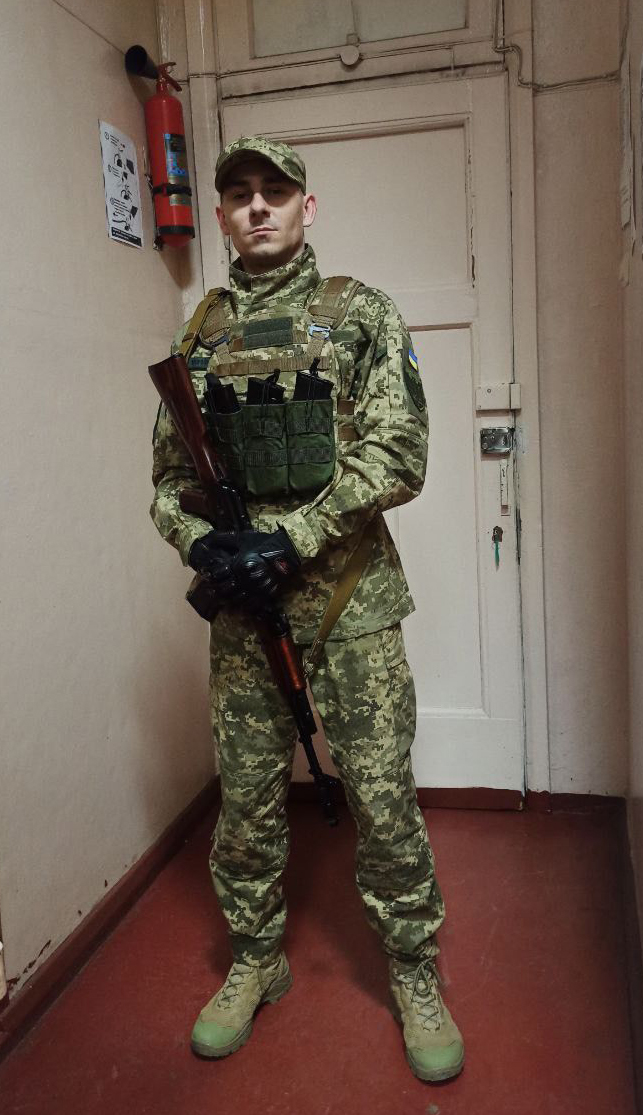 Același Viktor, chiar după înrolarea în armată, la Kharkiv