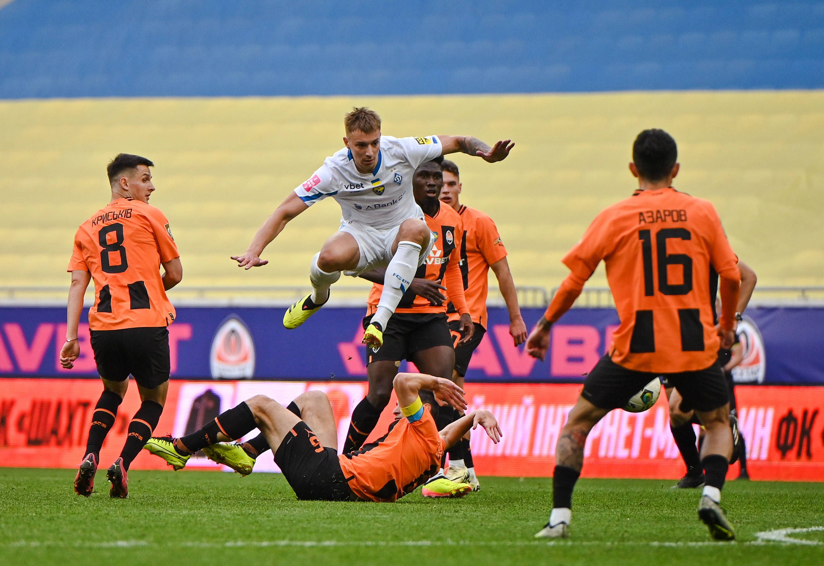 Duel încins în timpul „Clasicului” Ucrainei, Shakhtar - Dinamo KIev 1-0, jucat pe 11 mai la Liov Foto: Imago Images