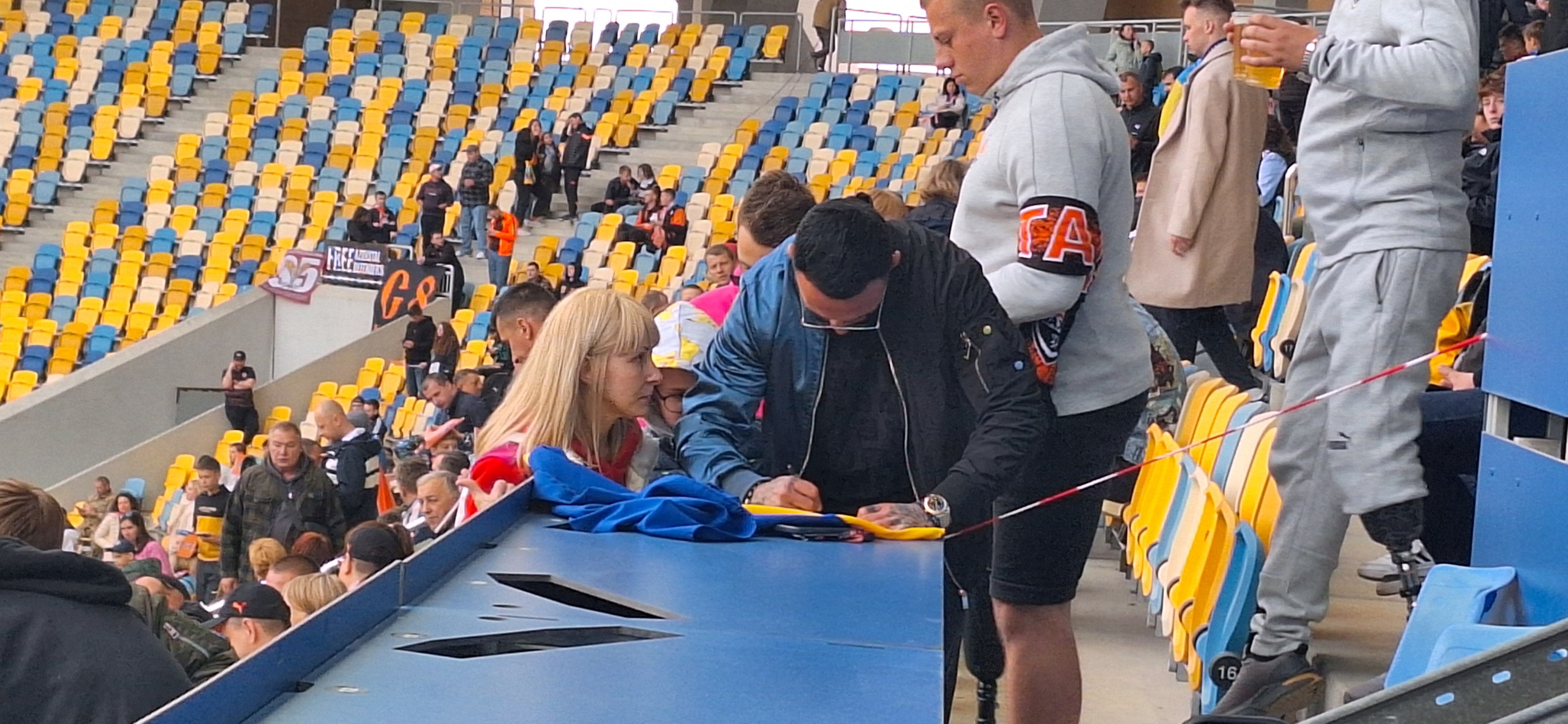 Mykola Morozyuk, fost jucător la Dinamo Kiev, oferea autografe în timp ce soldații coborau scările