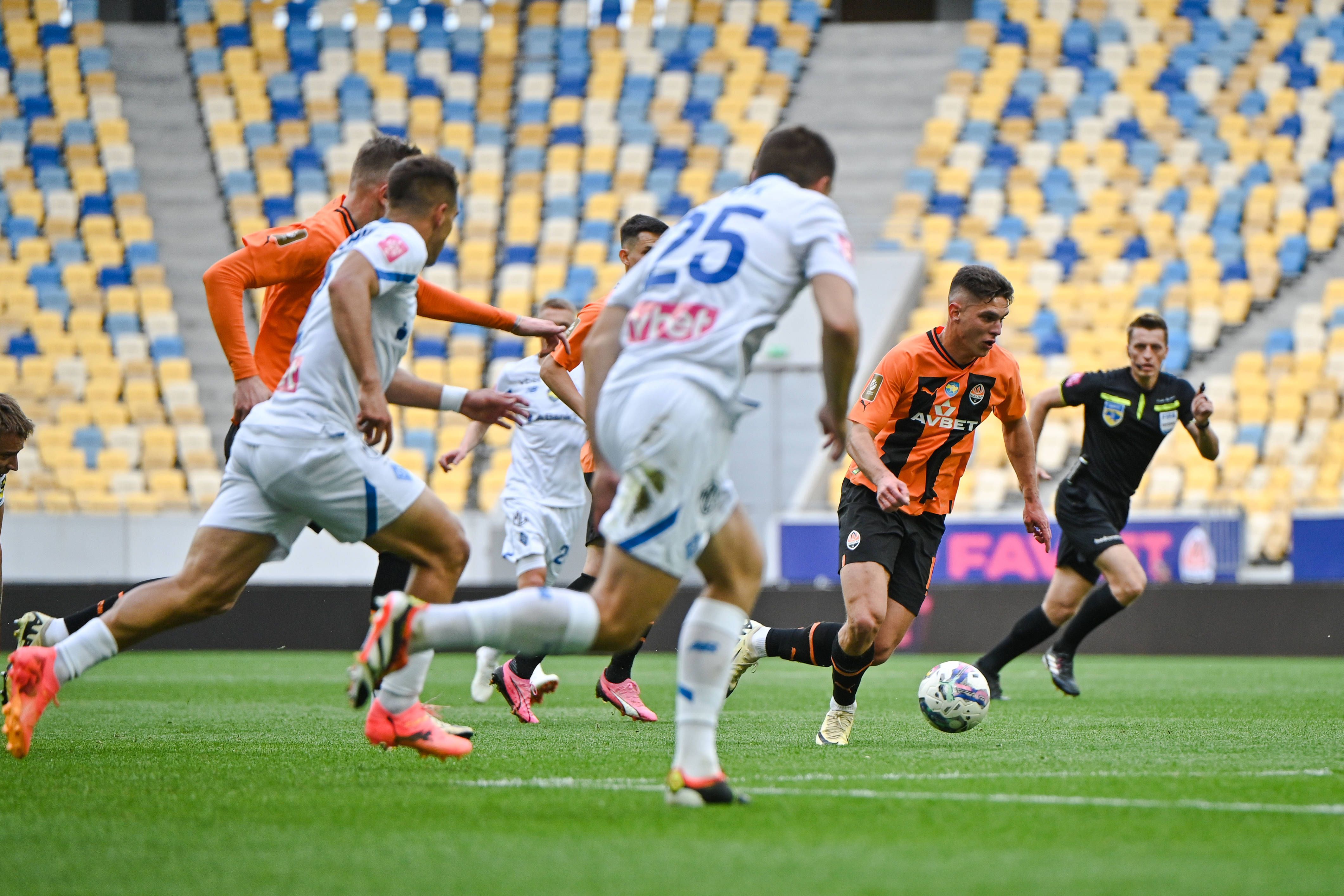 Sudakov (dreapta), cel mai valoros jucător al lui Shakhtar, urmărit de kieveni