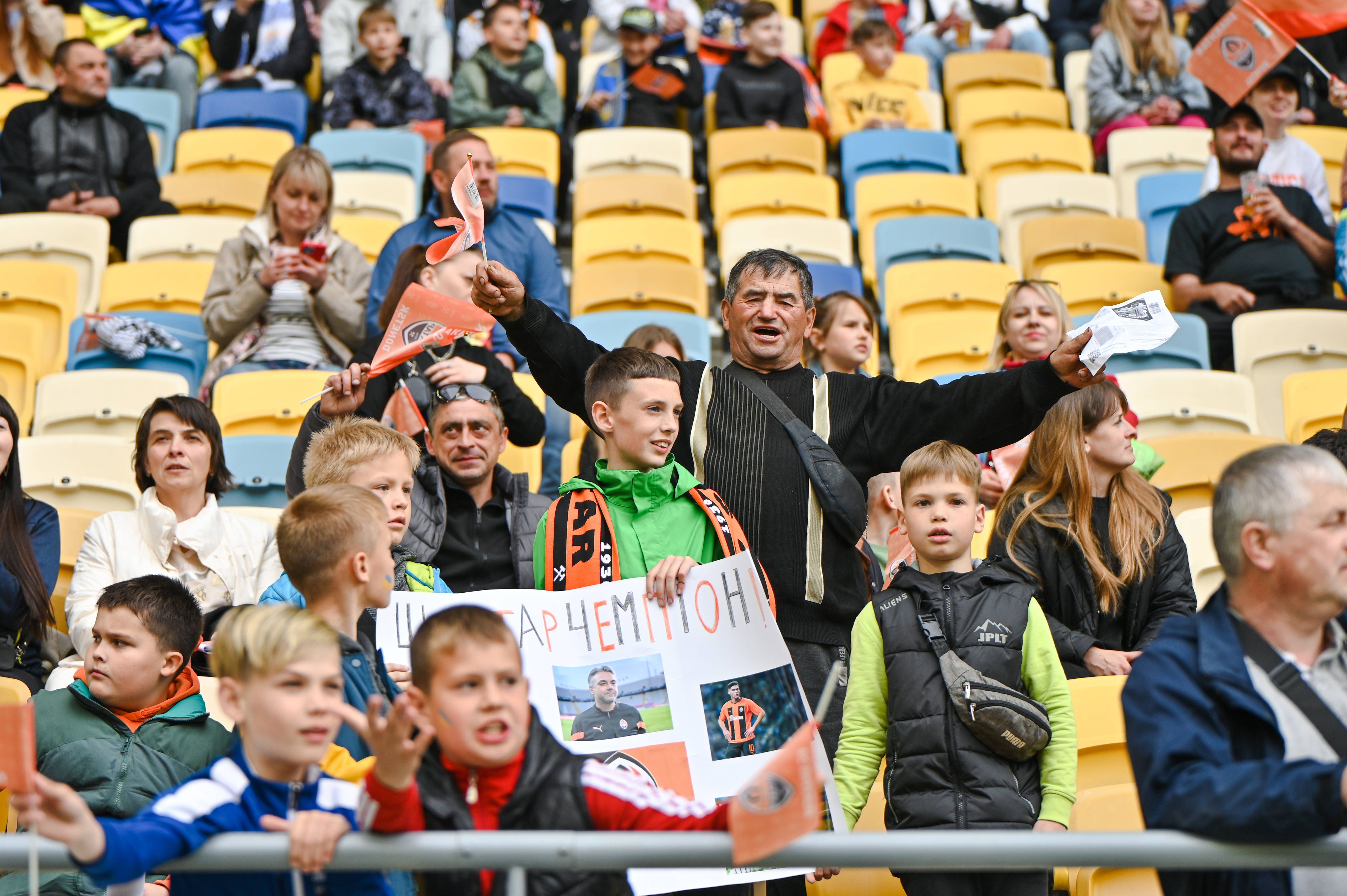 Mulți copii în tribune. Fani ai lui Shakhtar