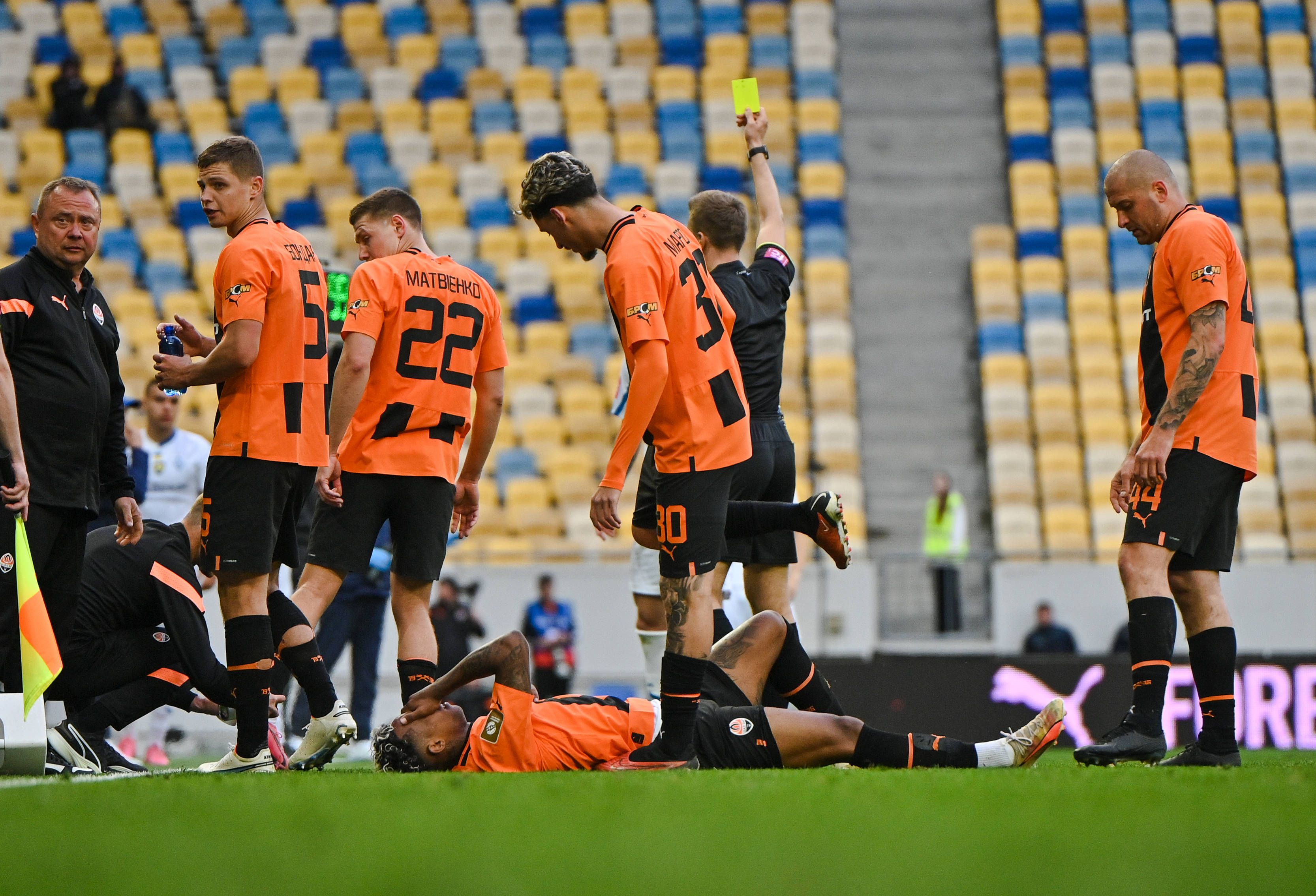 Fotbalist la pământ. Și cartonaș galben