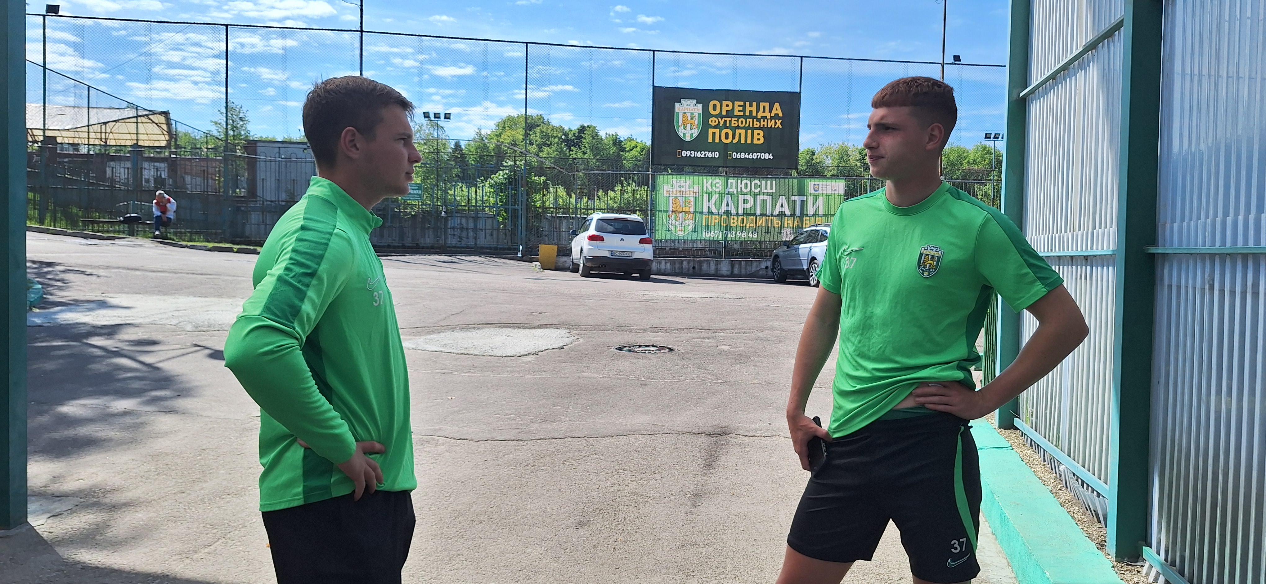 Artur Iliukhyn (dreapta), apărătorul lui Karpaty, și Marian Strontsitsky, parte din stafful tehnic