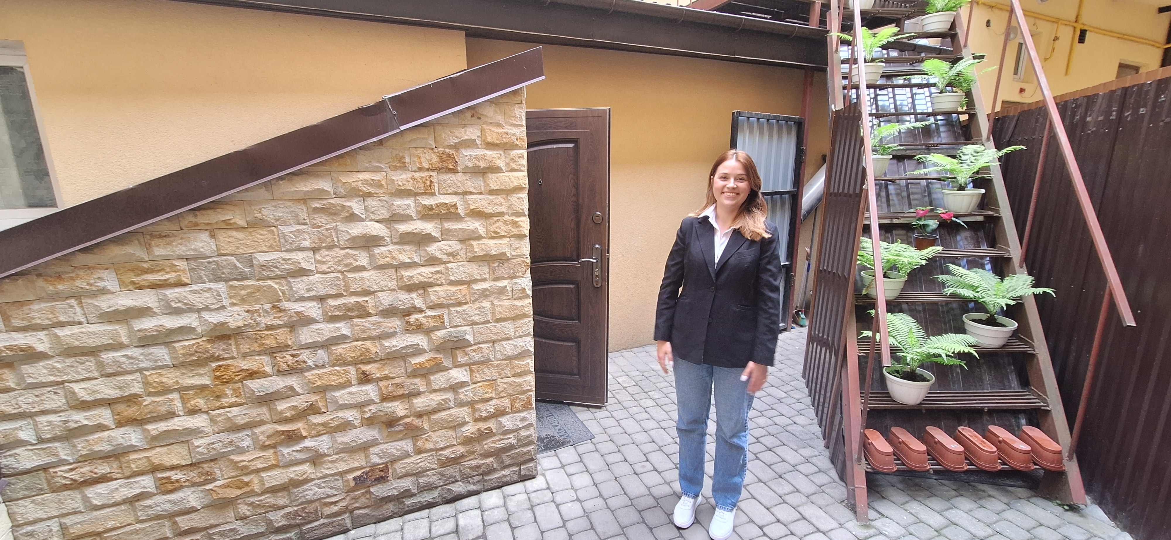 Tânăra care ne-a arătat buncărul hotelului