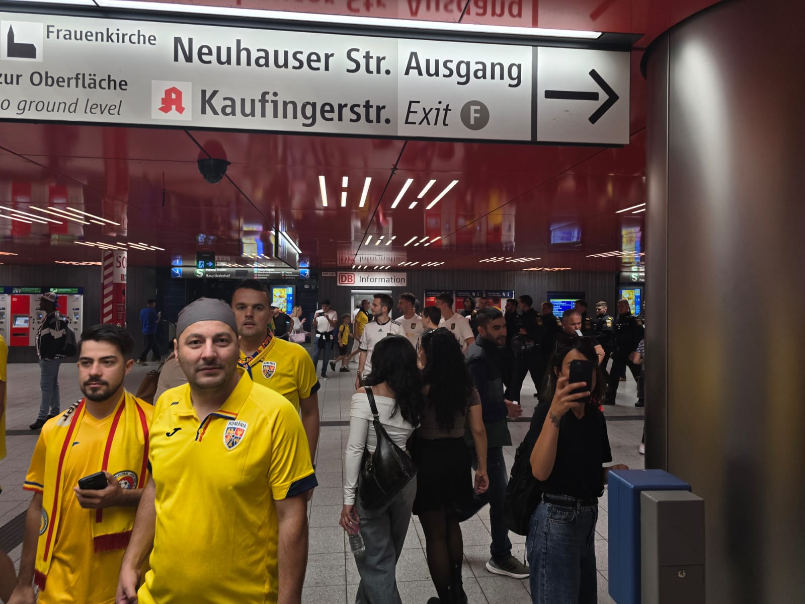 Fanii români au intrat la metrou pentru a pleca spre Allianz Arena