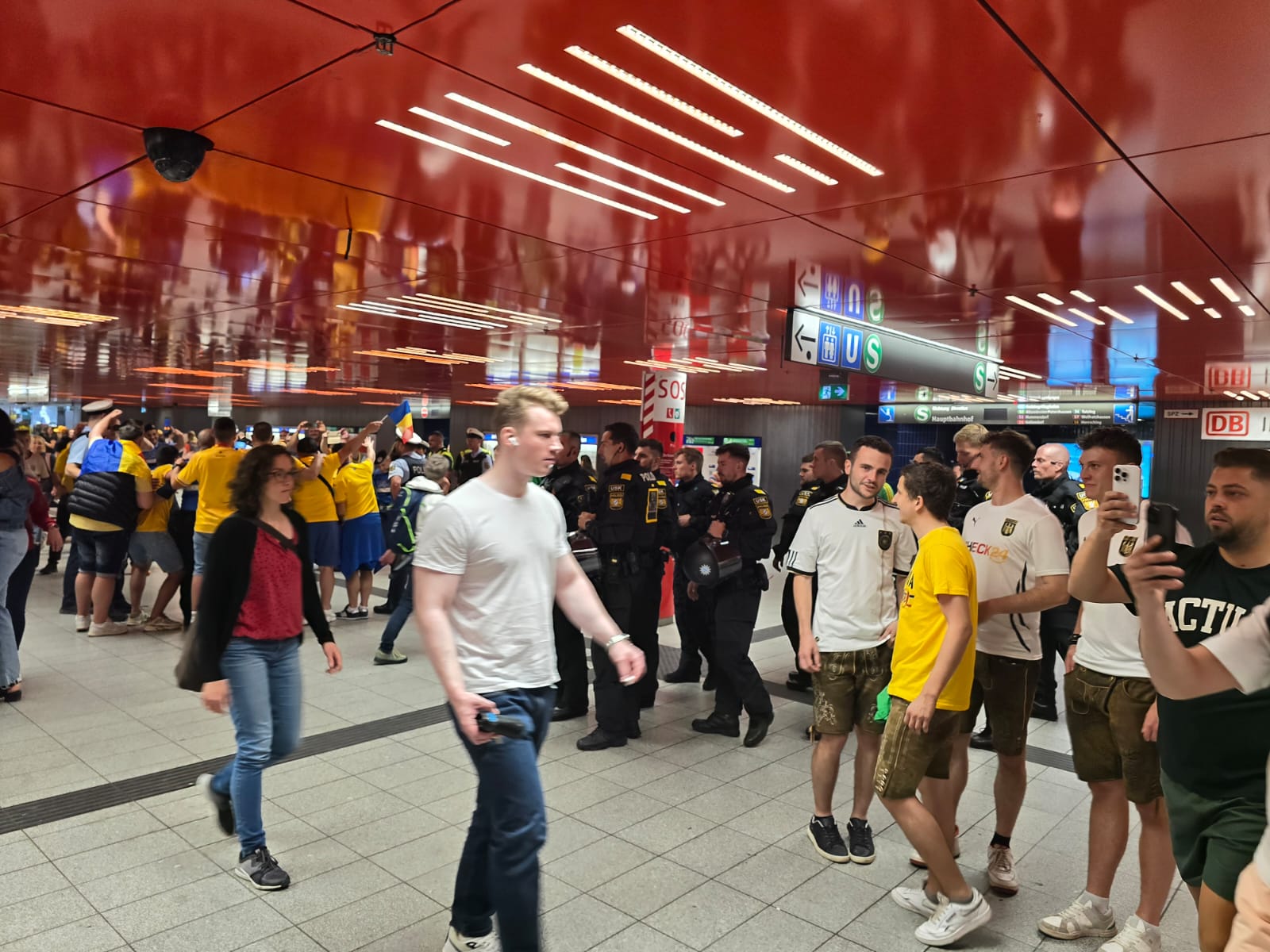 Fanii români au intrat la metrou pentru a pleca spre Allianz Arena