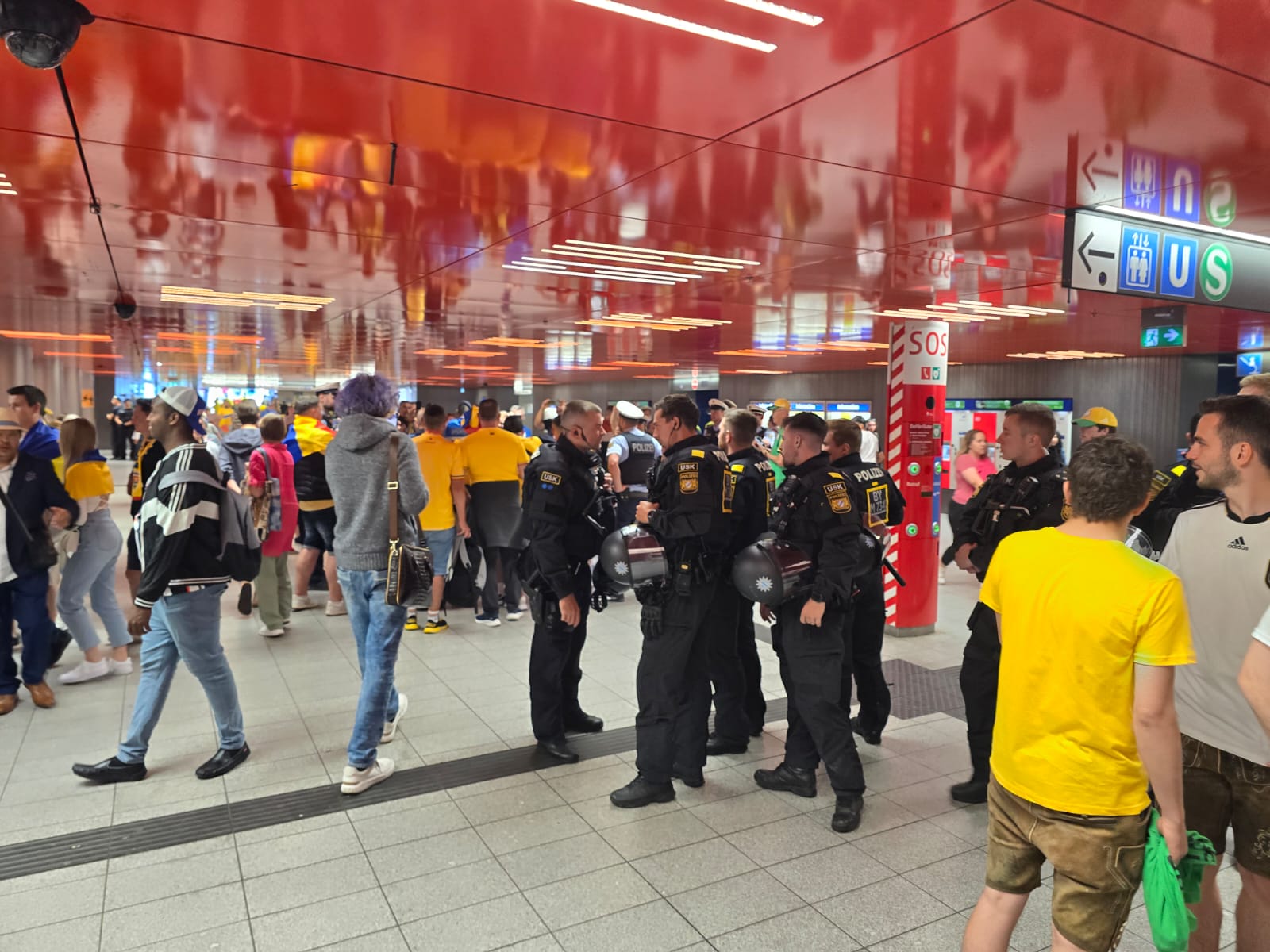 Fanii români au intrat la metrou pentru a pleca spre Allianz Arena