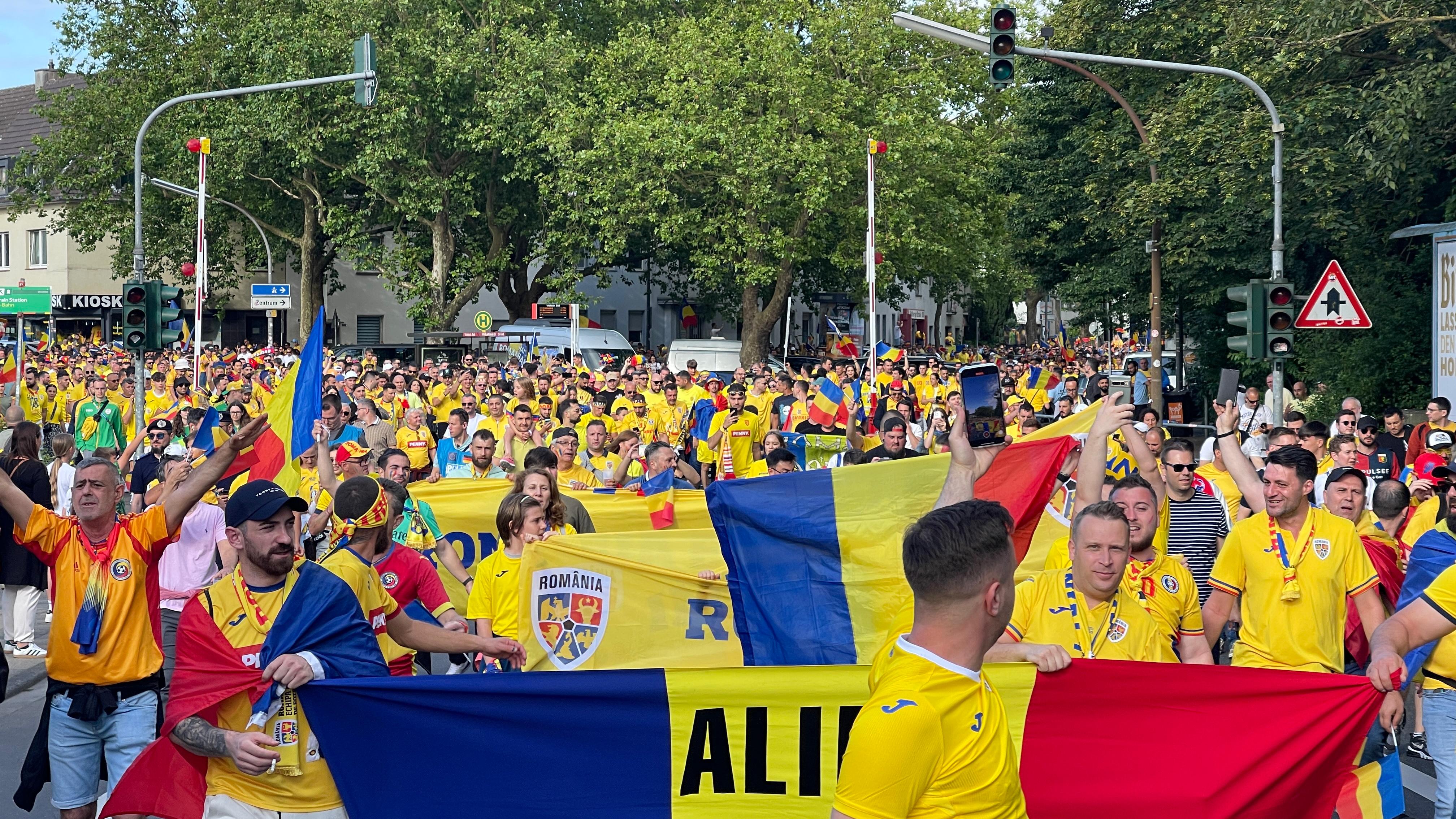 Fanii români în drum spre stadionul din Koln