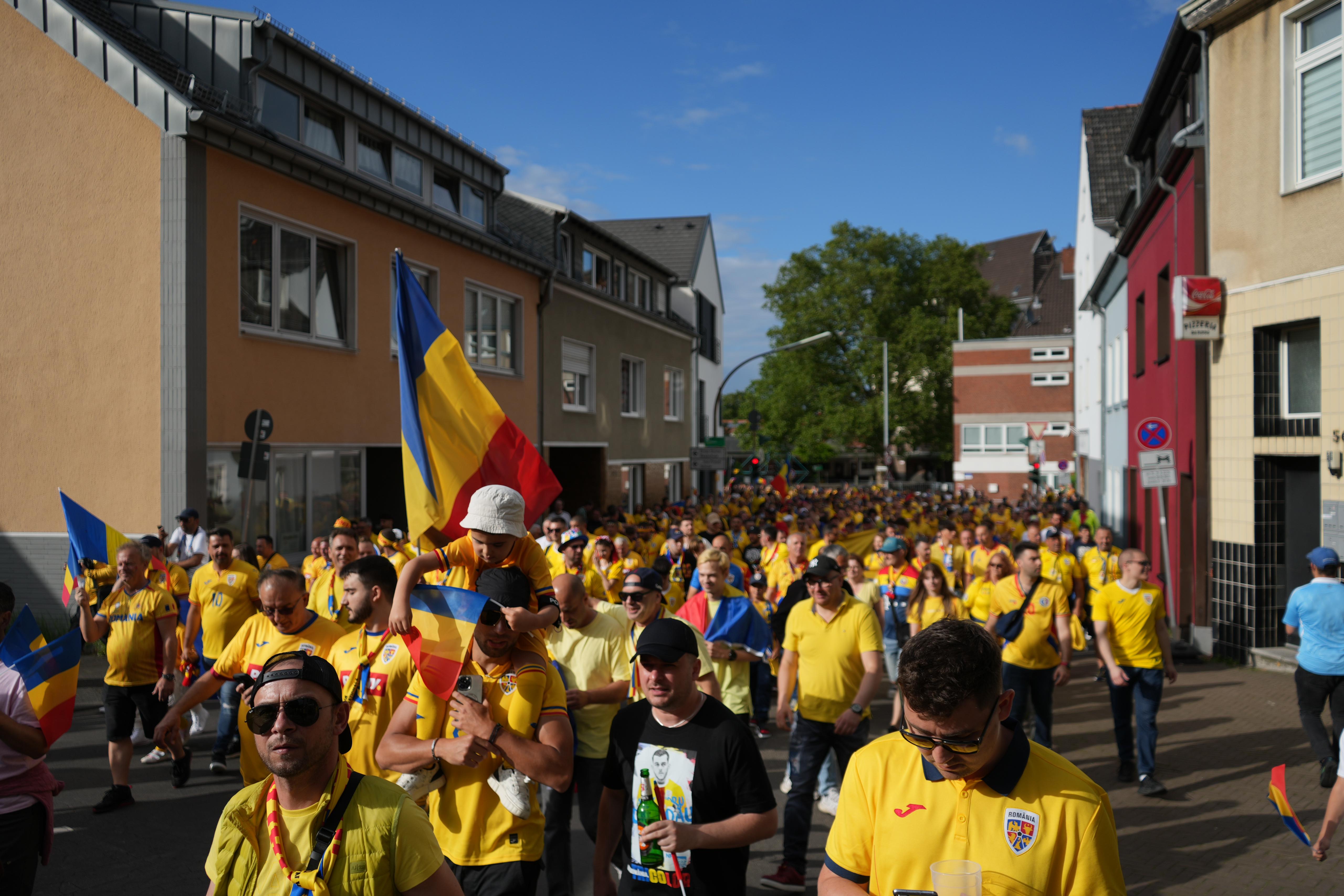 Fanii români în drum spre stadionul din Koln