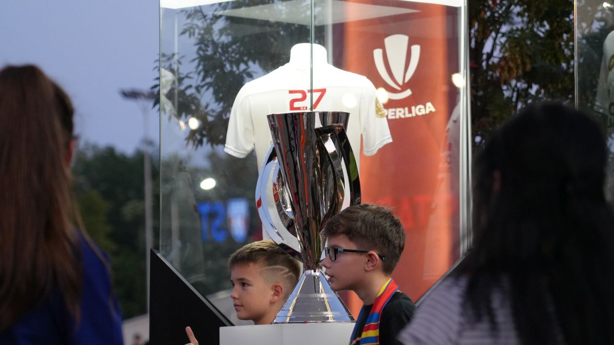 FCSB a dus trofeul de campioană în Ghencea