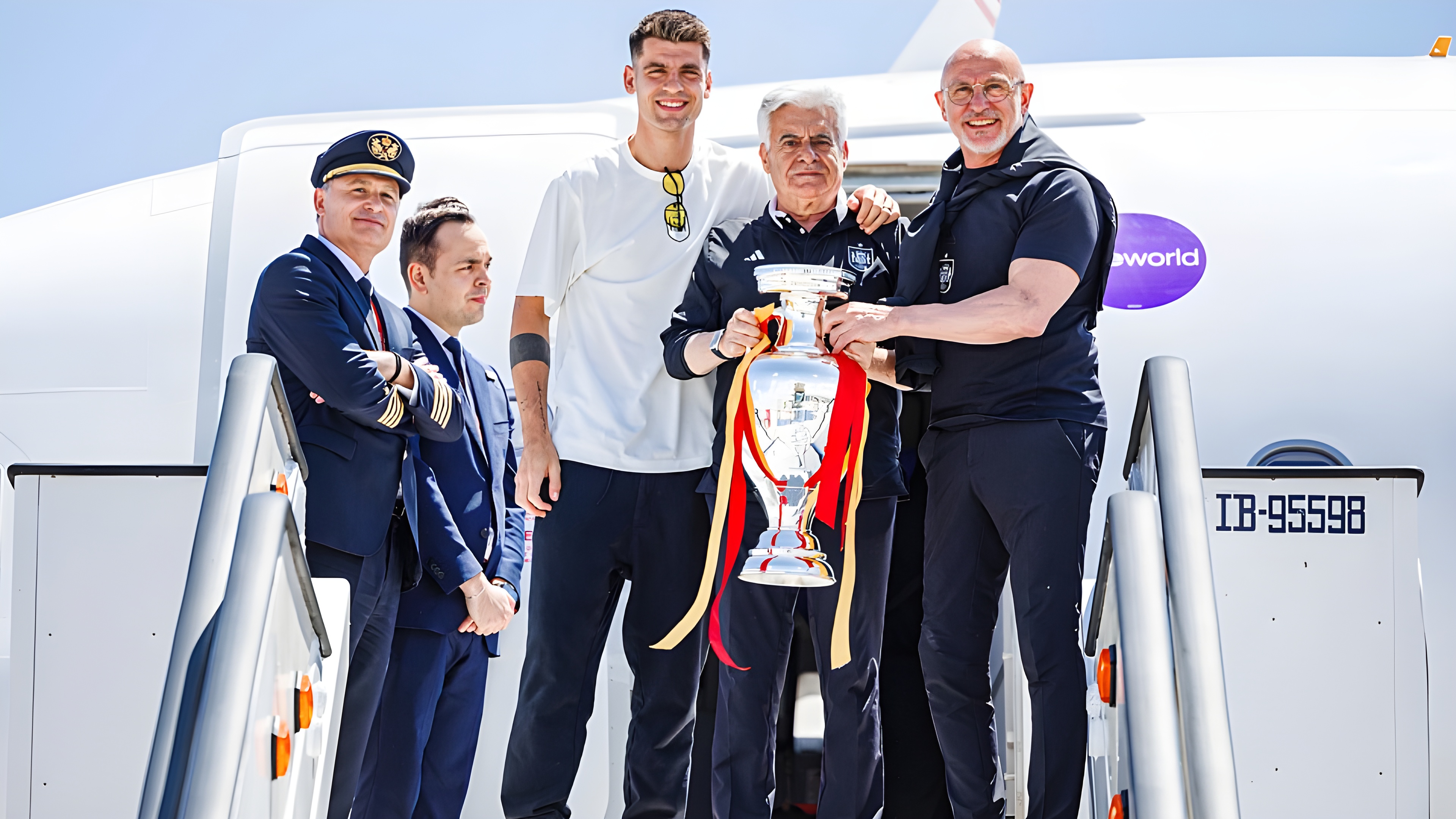 Naționala Spaniei a petrecut în avion, după triumful de la EURO 2024. FOTO rfef.es.jpeg