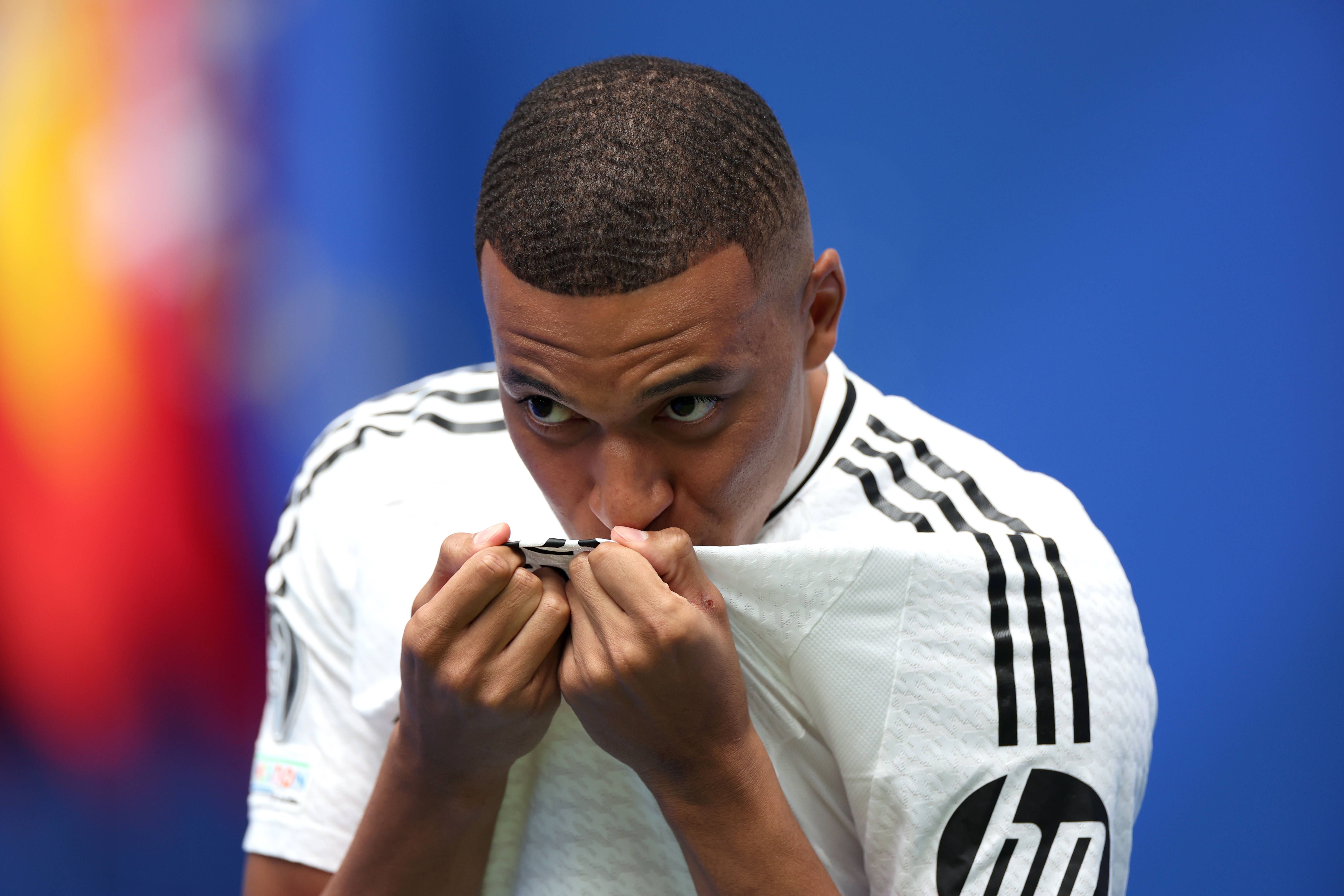 A sărutat emblema Madridului Fotografii: Imago