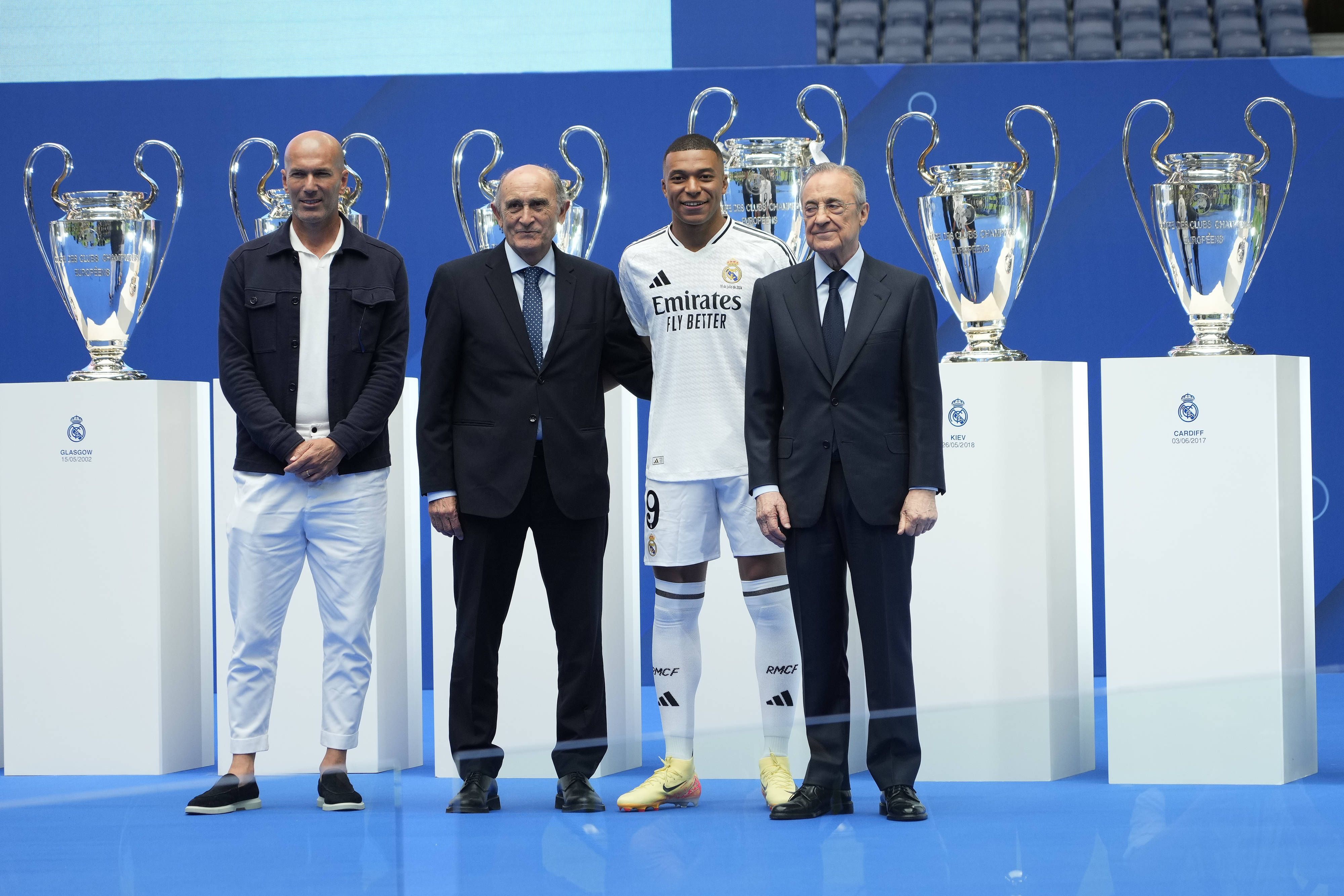 În mijlocul familiei Madrid: cu Zidane, Pirri și Perez