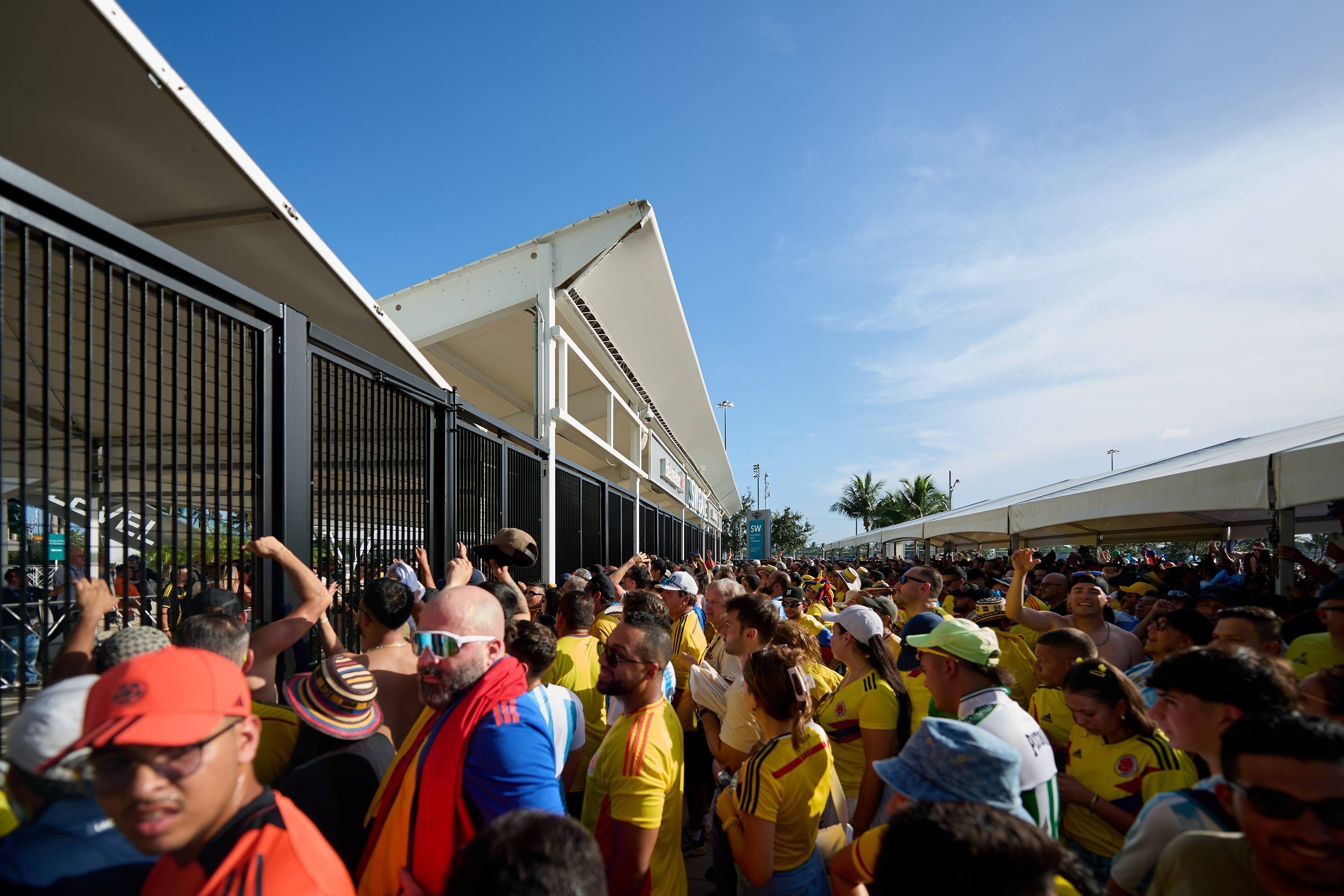 Zeci de mii de fani au fost ținuți la porțile stadionului din Miami înaintea finalei Copa America Foto: Imago