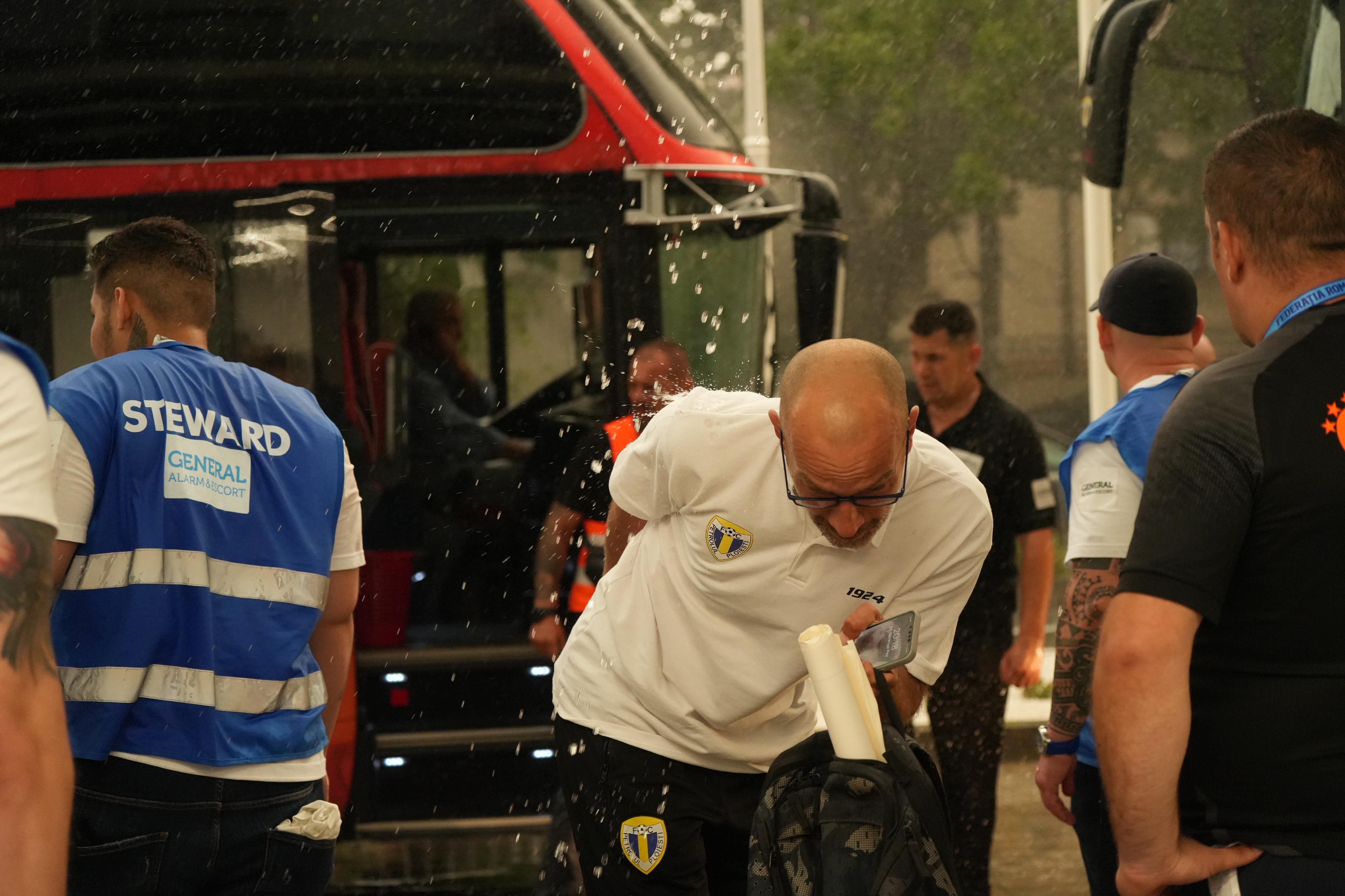 Furtună înainte de Dinamo - Petrolul