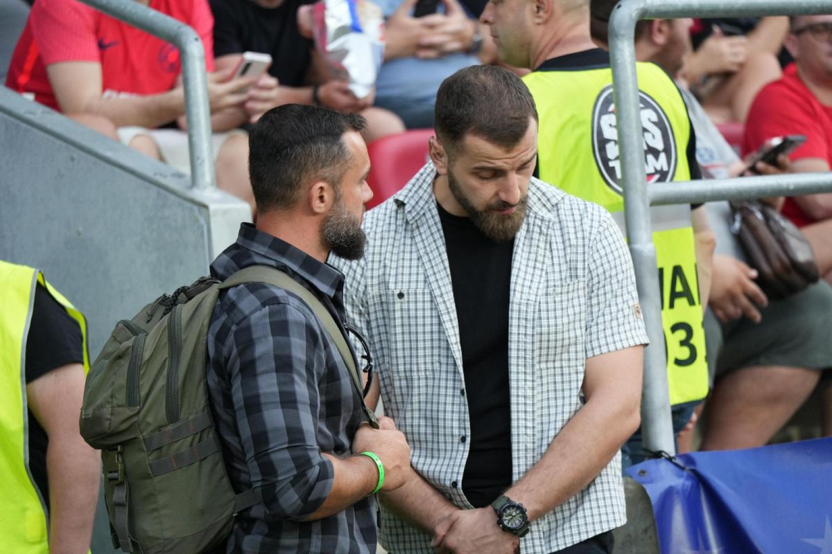 Agenții de securitate israelieni au păzit și supravegheat jucătorii și antrenorii lui Maccabi la meciul cu FCSB (foto: GOLAZO.ro)