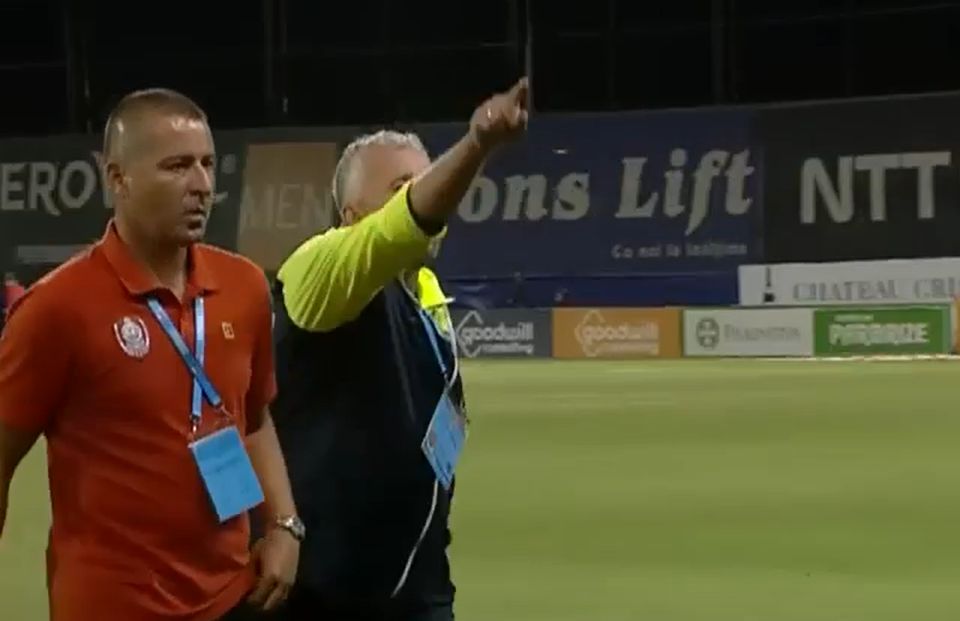 Dan Petrescu, reacție nervoasă la pauza meciului CFR Cluj - Universitatea Craiova Captură Prima Sport