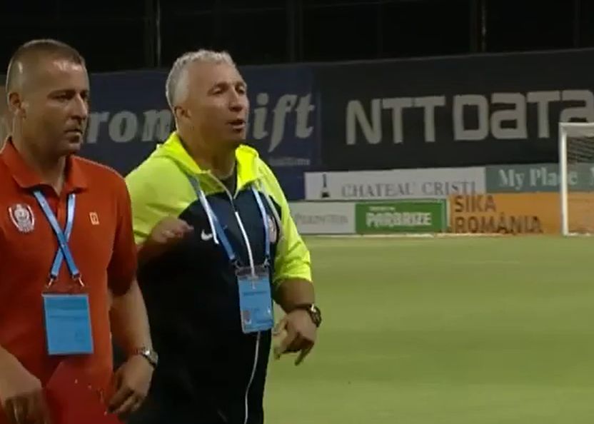 Dan Petrescu, reacție nervoasă la pauza meciului CFR Cluj - Universitatea Craiova Captură Prima Sport