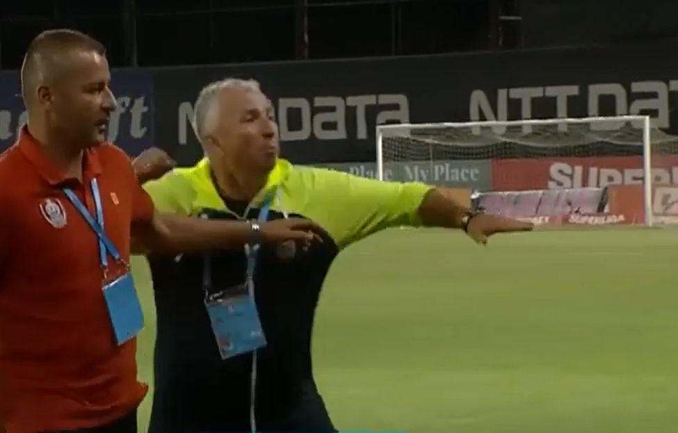 Dan Petrescu, reacție nervoasă la pauza meciului CFR Cluj - Universitatea Craiova Captură Prima Sport