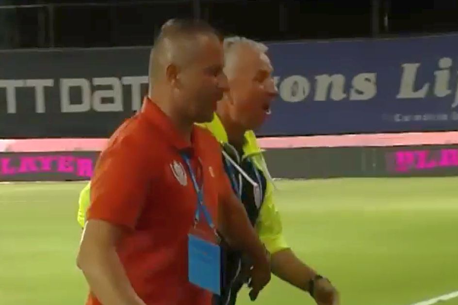 Dan Petrescu, reacție nervoasă la pauza meciului CFR Cluj - Universitatea Craiova Captură Prima Sport